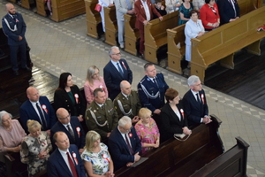 na zdjęciu ławki kościelne, w których widać przedstawicieli władz samorządowych oraz służby mundurowe