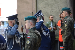 na zdjęciu komendant powiatowy policji w towarzystwie przedstawicieli innych służb mundurowych, w trakcie oddawania honoru
