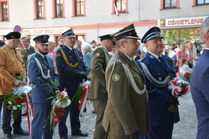 na zdjęciu delegacje kwiatowe składające się z przedstawicieli wszystkich służb mundurowych z terenu powiatu tarnogórskiego