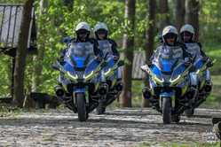 na zdjęciu policjanci na motocyklach w szyku