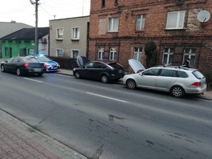 Radiowóz na ulicy podczas kontroli