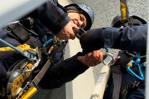 Zdjęcie przedstawiające zakładanie zabezpieczeń do wspinaczki