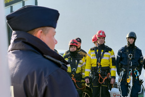 Zdjęcie uczestników ćwiczeń wyposażonych w specjalistyczny sprzęt do wspinaczki