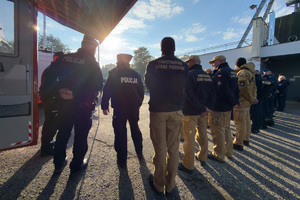 Zdjęcie uczestników ćwiczeń w blasku słońca