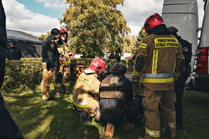 Zdjęcie strażaków w trakcie ćwiczeń