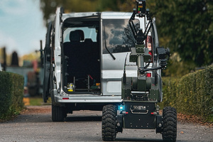 Zdjęcie robota i samochodu w trakcie ćwiczeń