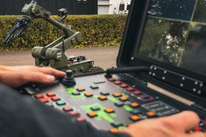 Zdjęcie ukazujące obsługę robota