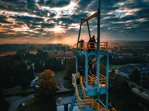 Zdjęcie policjantów na szybie kopalnianym z ujęciem widoku na niebo