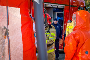 Zdjęcie ukazujące konsultacje policjantów ze strażakami