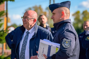 Zdjęcie ukazujące rozmowę uczestników ćwiczeń