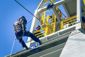 Zdjęcie policjanta w trakcie wspinaczki