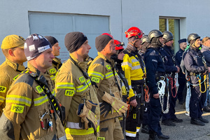 Zdjęcie ukazujące stojących strażaków i policjantów