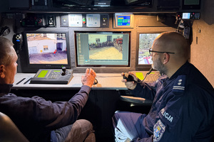 Zdjęcie policjantów na stanowisku dowodzenia