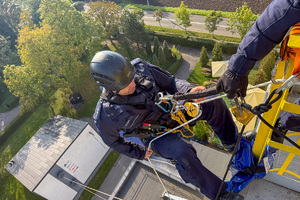 Zdjęcie policjanta w trakcie ćwiczeń