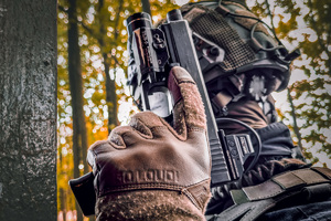 zdjęcie krótkiej broni palnej trzymanej w ręce przez policjanta