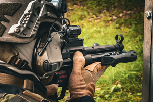 Zdjęcie policjanta mierzącego z broni palnej do celu