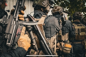 Zdjęcie uzbrojonych policjantów