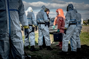 Zdjęcie uczestników ćwiczeń w kombinezonach ochronnych