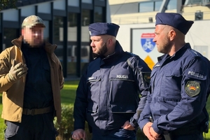Zdjęcie rozmawiających funkcjonariuszy