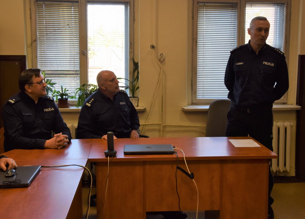 przy biurku  widać Komendanta Powiatowego Policji insp. Krzysztofa Hajdę,  Komendanta Komisariatu Policji w Radzionkowie i nowego Zastępcę Komendanta w Radzionkowie