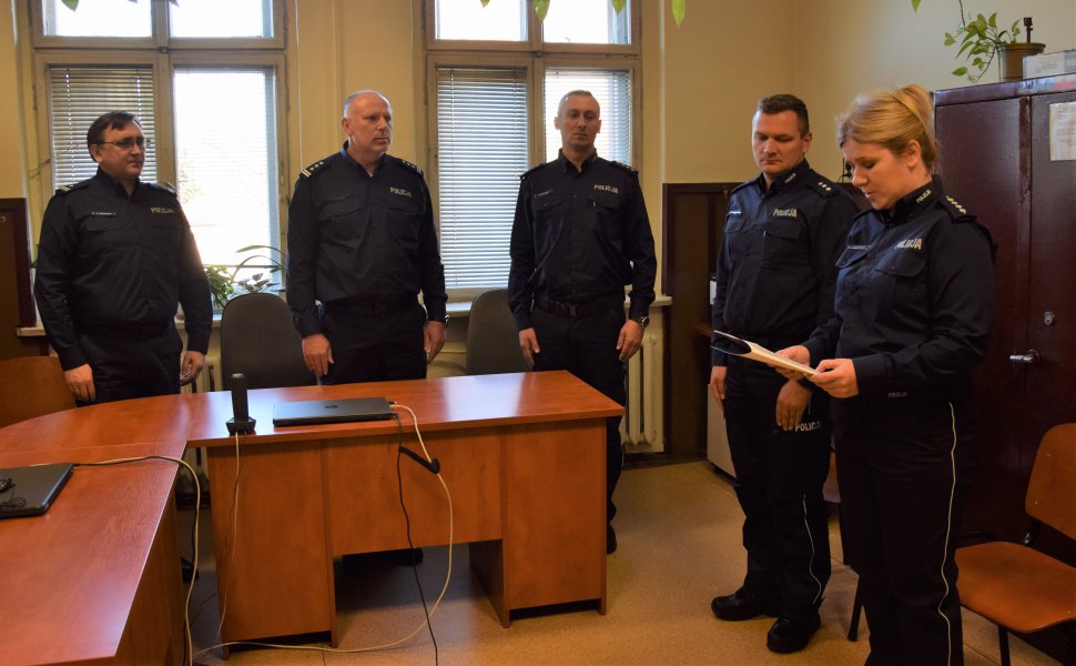 na zdjęciu widać Komendanta Powiatowego Policji insp. Krzysztofa Hajdę, Naczelnika Wydziału Prewencji, Panią z Kadr oraz Komendanta Komisariatu Policji w Radzionkowie i nowego Zastępcę Komendanta 