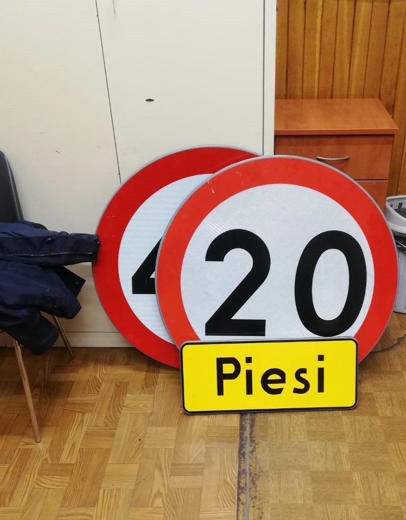 zdjęcie przedstawia pomieszczenie, w którym leżą znalezione znaki drogowe
