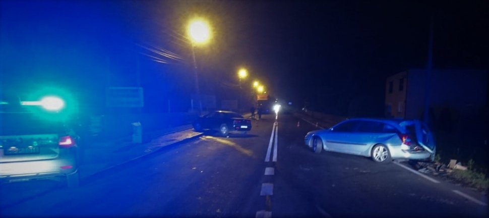 Noc. zdjęcie przedstawia ulicę, na której znajdują się rozbite samochody 