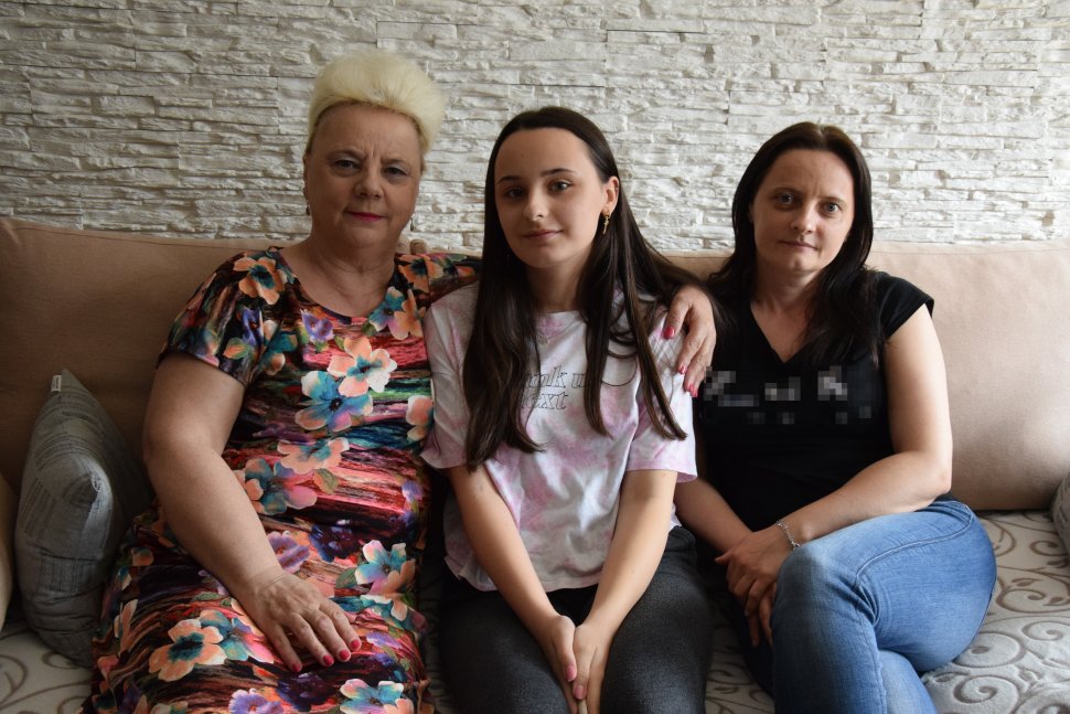 fotografia kolorowa: na kanapie siedzą trzy kobiety. Wśród nich znajduje się 14-letnia bohaterka