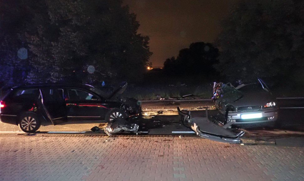 na zdjęciu widać drogę, na której stoją dwa kompletnie rozbite samochody osobowe