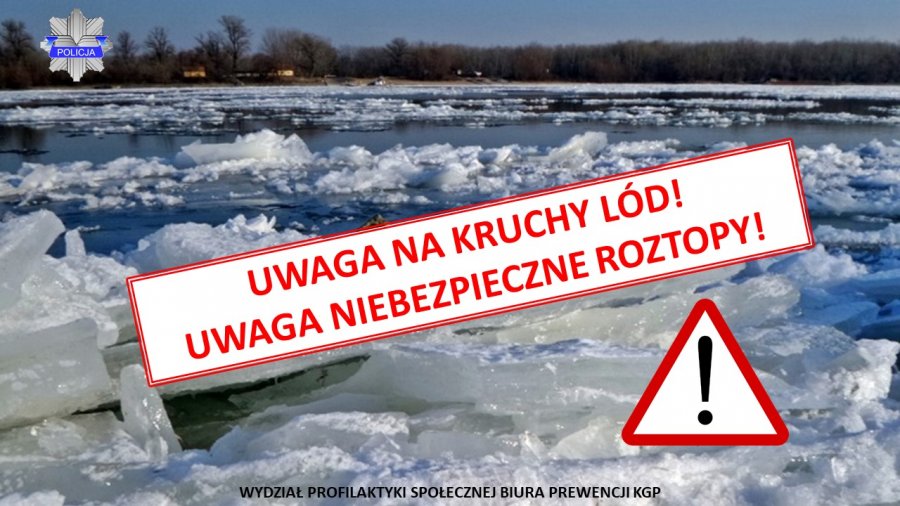 widok rzeki z kawałkami kry i lodu w oddali drzewa i budynki mieszkalne.  Na środku zdjęcia napis UWAGA NA KRUCHY LÓD, UWAGA NIEBEZPIECZNE ROZTOPY.