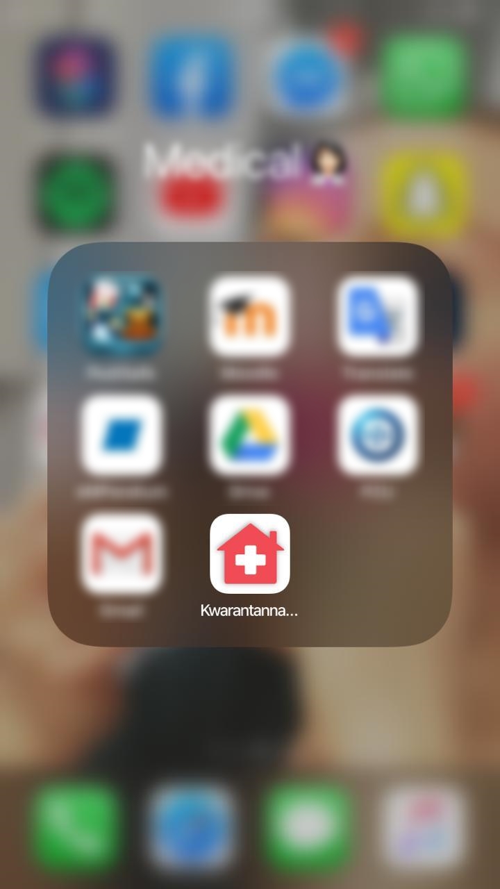 zdjęcie kolorowe: ekran telefonu komórkowego z Logo aplikacji „Kwarantanna domowa”  