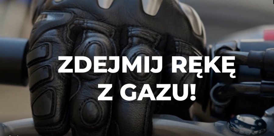 Na zdjęciu widać dłoń w rękawicy na manetce motocykla. Tekst na grafice: Zdejmij rękę z gazu