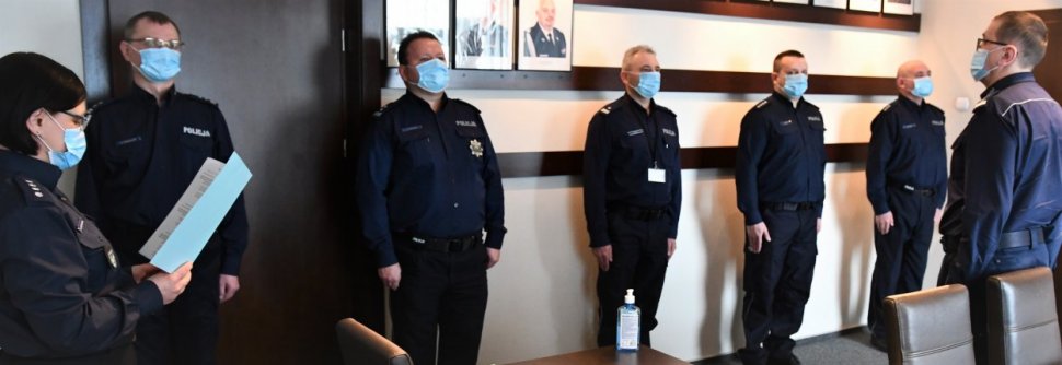Zdjęcie kolorowe. Widoczni policjanci uczestniczący w spotkaniu, w tym Komendant Wojewódzki Policji w Katowicach, Komendant Powiatowy Policji w Tarnowskich Górach młodszy inspektor Sławomir Bylicki oraz Pierwszy Zastępca Komendanta Powiatowego Policji w Tarnowskich Górach komisarz Wojciech Nowak.