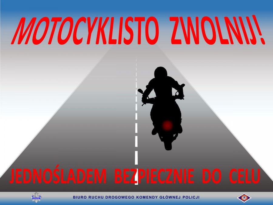 W górnej części plakatu znajduje się czerwony napis "Motocyklisto zwolnij!". Na środku plakatu jest droga, a na niej motocyklista. W dolnej części plakatu znajduje się czerwony napis "Jednośladem bezpiecznie do celu" 