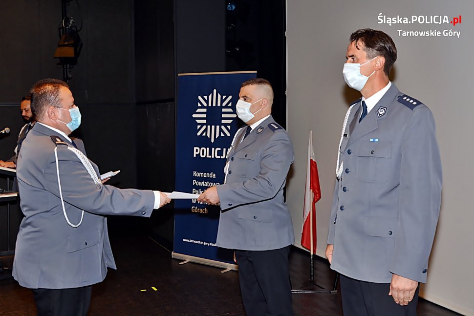 Fotografia przedstawia Policjantów podczas wręczenia awansów na gali Policji w Tarnowskich Górach