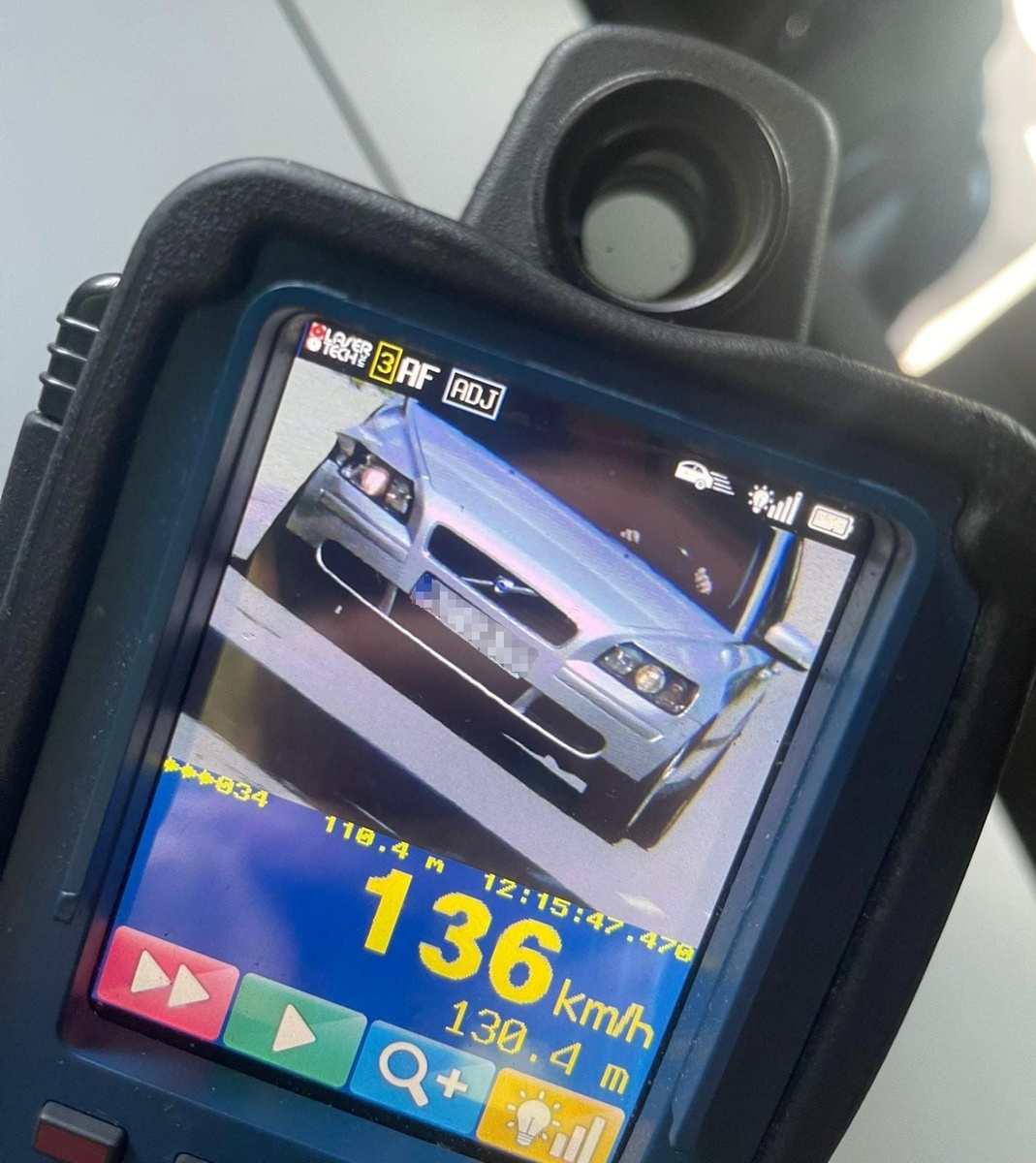 policyjne urządzenie do pomiaru prędkości, na którego monitorze widać pojazd