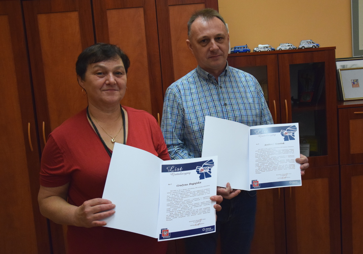 na zdjęciu wyróżnieni pracownicy cywilni w pomieszczeniu komendy