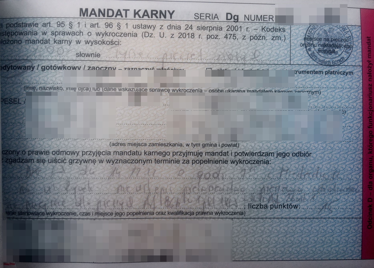 na zdjęciu druk mandatu karnego