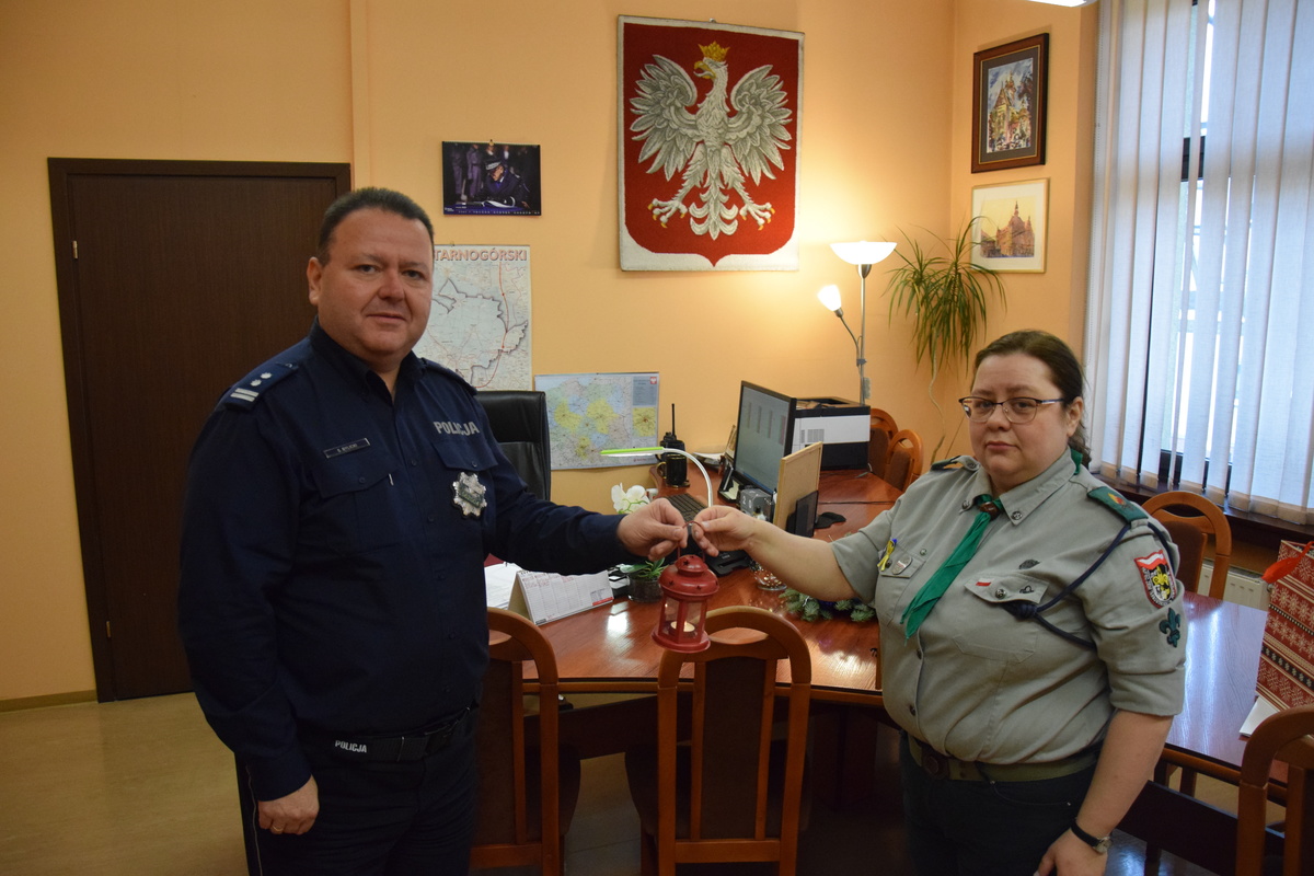 na zdjęciu komendant wraz z przedstawicielem harcerstwa w trakcie spotkania