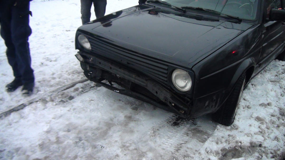 na zdjęciu czarny samochód z uszkodzonym przodem