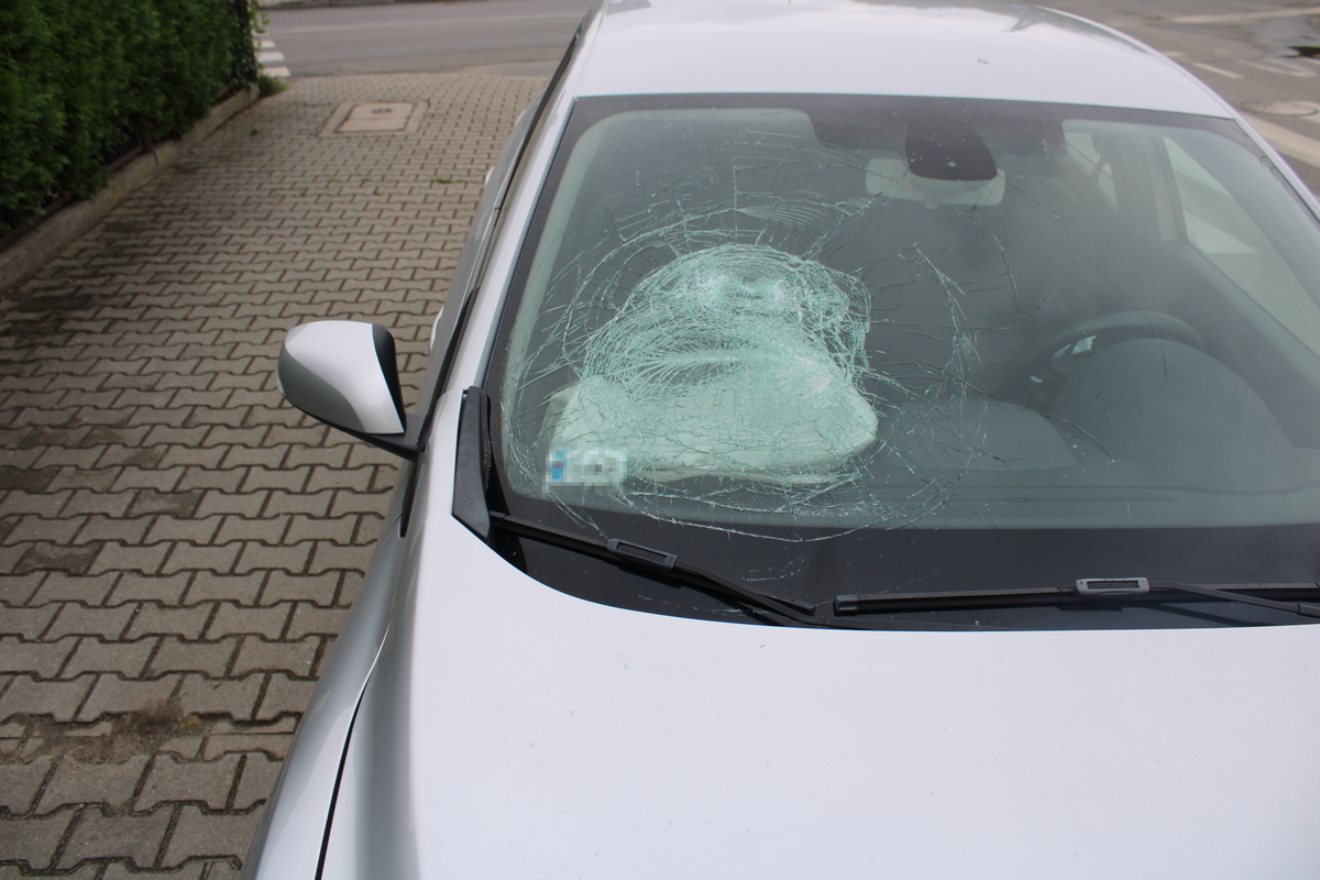 na zdjęciu fragment samochodu osobowego z rozbitą szyba przednią