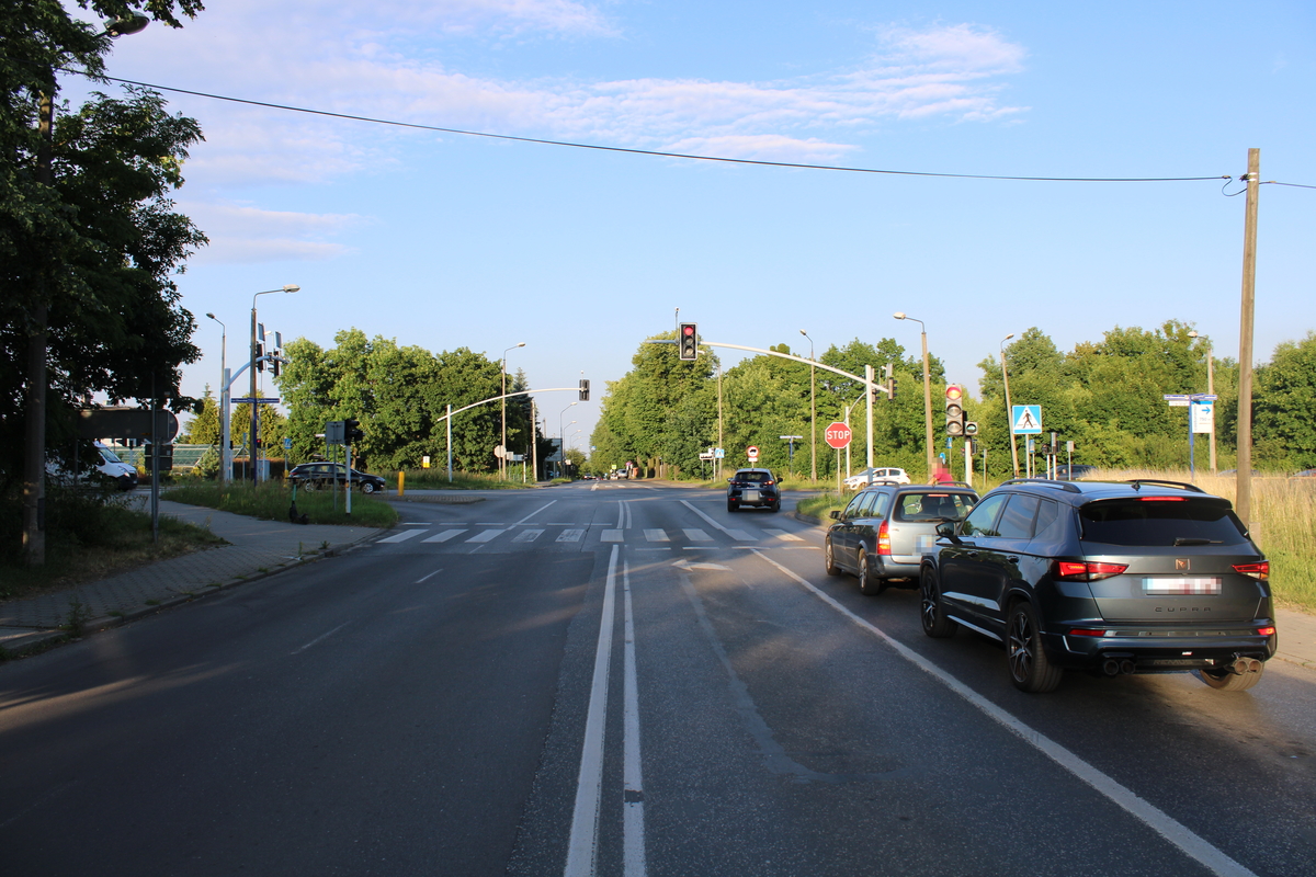 na zdjęciu skrzyżowanie z sygnalizacją świetlną, na którym stoją samochody