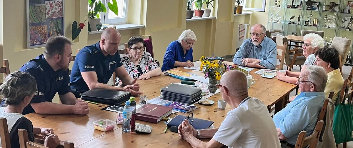 Na zdjęciu widoczni policjanci wraz z seniorami podczas spotkania 