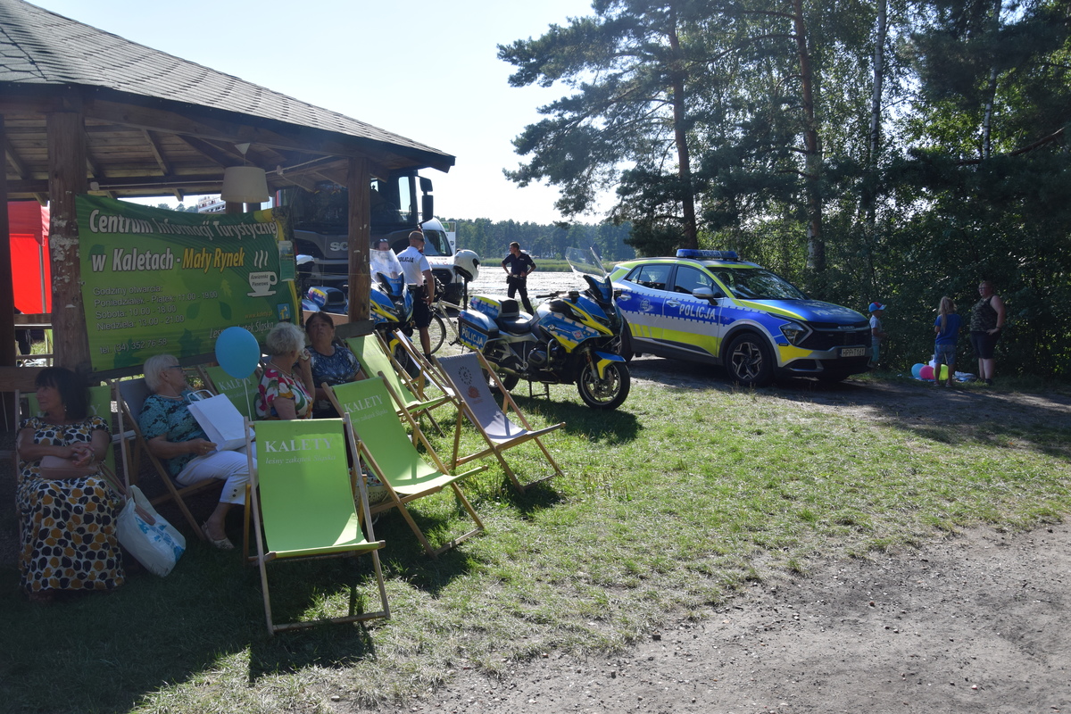 Na zdjęciu widoczni uczestnicy pikniku, radiowóz i motocykle