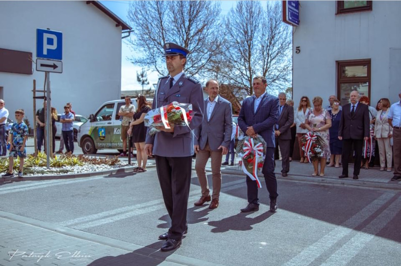 na zdjęciu komendant z kwiatami w trakcie uroczystości 