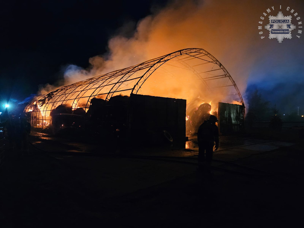 na zdjęciu paląca się stodoła z sianem 