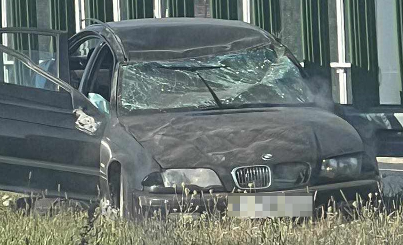 na zdjęciu rozbite auto 