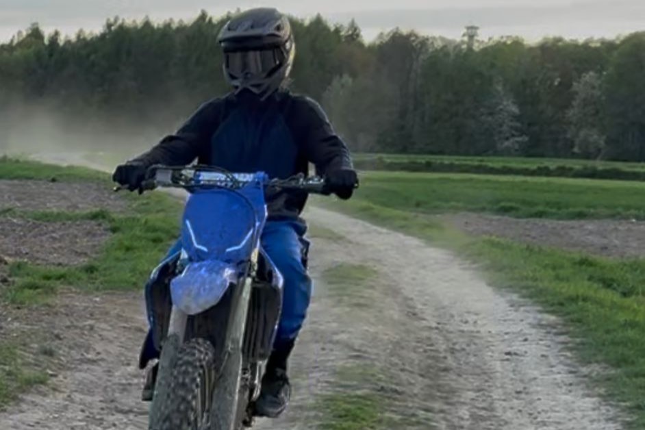 na zdjęciu mężczyzna na motocyklu