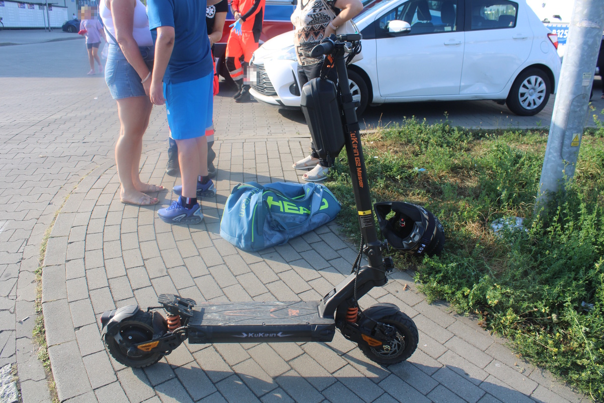 na zdjęciu elektryczna hulajnoga obok osoby