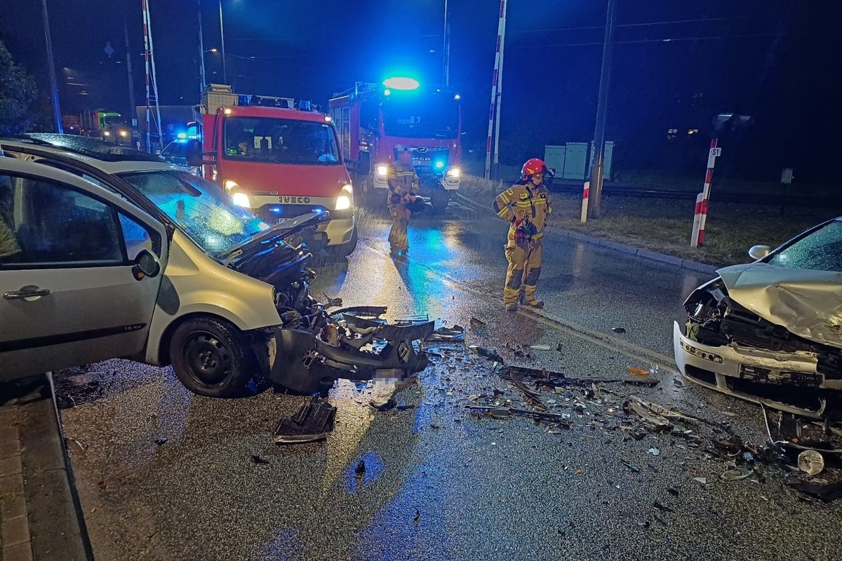 na zdjęciu dwa rozbity pojazdy na jezdni, obok pojazdy służb